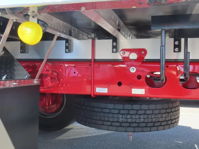 シャーシとネタの状態です。(縦ネタ・横ネタはアルミ製です)|三菱 ファイター 2KG-FK62F(2WD)の写真5