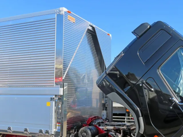 防雪板及び前立て外側にウロコステンが使われています。|三菱 ファイター 2KG-FK62F(2WD)の写真7