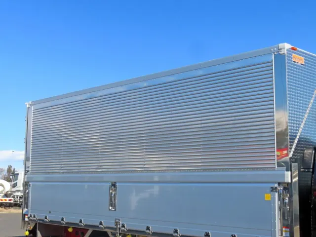 ウイングの外枠はステンレス製です。|三菱 ファイター 2KG-FK62F(2WD)の写真8