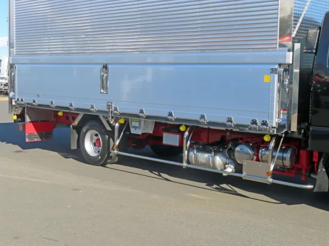 前・後柱及びサイドレール・ウイング/あおりロック・あおり丁番・サイドバンパーはステンレス製です。|三菱 ファイター 2KG-FK62F(2WD)の写真9