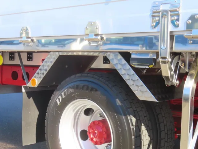 リアフェンダーはウロコステン製です。|三菱 ファイター 2KG-FK62F(2WD)の写真10