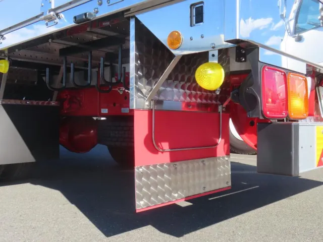 泥除けステーはウロコステン製です。|三菱 ファイター 2KG-FK62F(2WD)の写真11