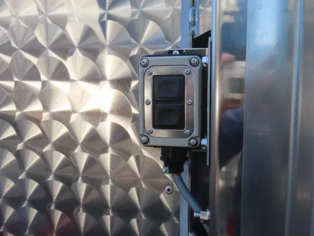 ウイング開閉スイッチが前側にも付いています。|三菱 ファイター 2KG-FK62F(2WD)の写真12