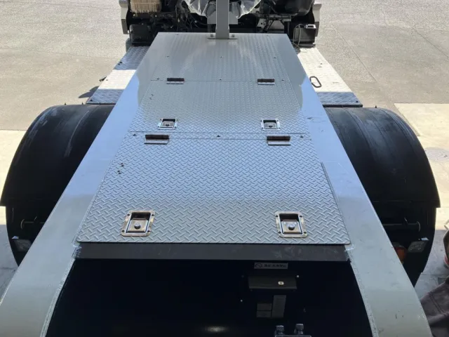 車両前方に物入れが付いています。|花見台  HST250Eの写真35