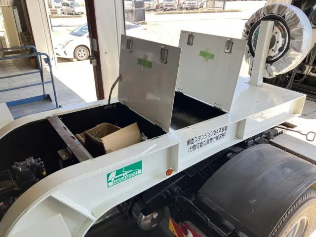 車両前方に物入れが付いています。|花見台  HST250Eの写真36