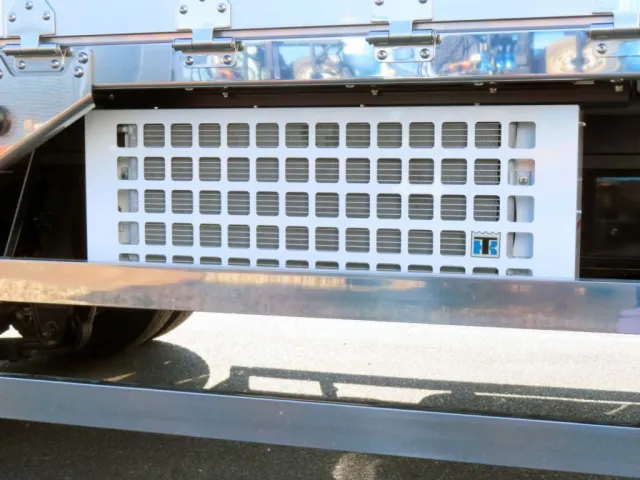 コンデンサーは車輌横に付いています。|三菱 ファイター 2KG-FK65F(2WD)の写真11