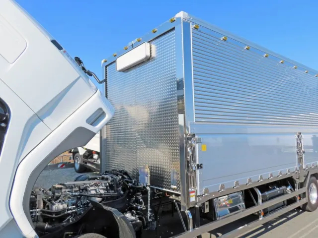 プロテクター前方はウロコステンレスが張ってあります。(枠もステンレス製です)|三菱 ファイター 2KG-FK65F(2WD)の写真12