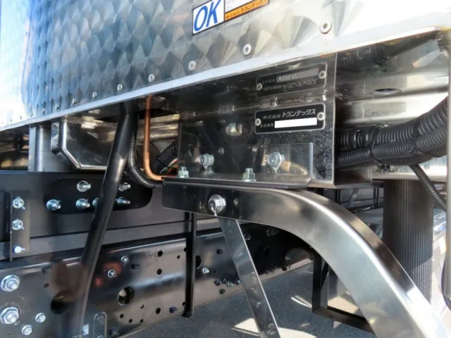 前方の横ネタはステンレス製です。|三菱 ファイター 2KG-FK65F(2WD)の写真13