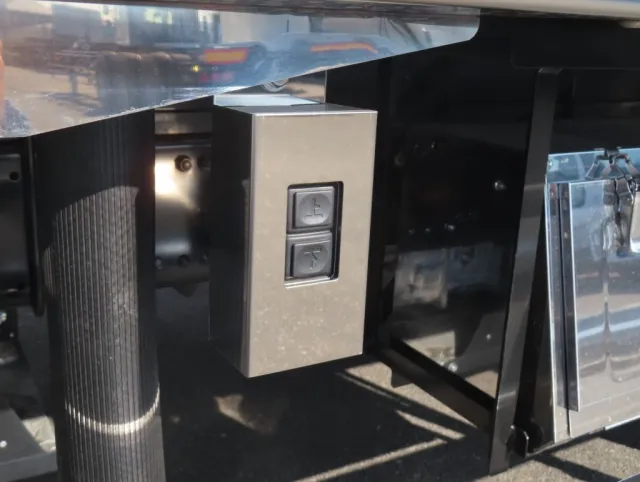 荷台前方にウイング開閉スイッチが付いています。|三菱 ファイター 2KG-FK65F(2WD)の写真14