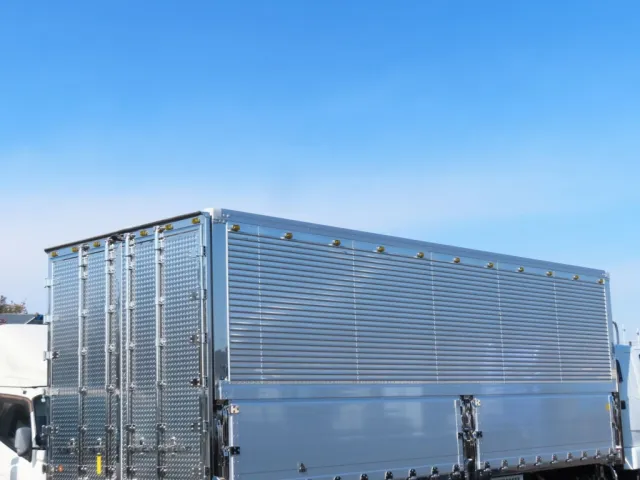 ウイング上部にマーカーが取り付けされています。|三菱 ファイター 2KG-FK65F(2WD)の写真18