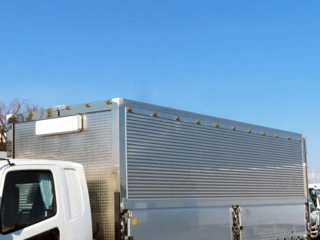 ウイング上部にマーカーが取り付けされています。|三菱 ファイター 2KG-FK65F(2WD)の写真19