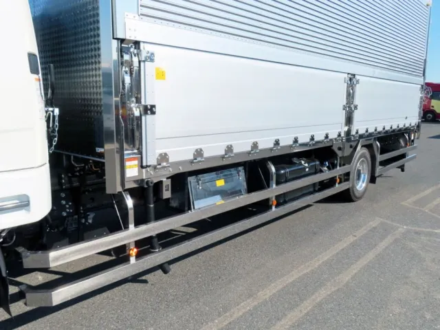 サイドバンパー・サイドバンパーステー・リアフェンダーはステンレス製です。|三菱 ファイター 2KG-FK65F(2WD)の写真20