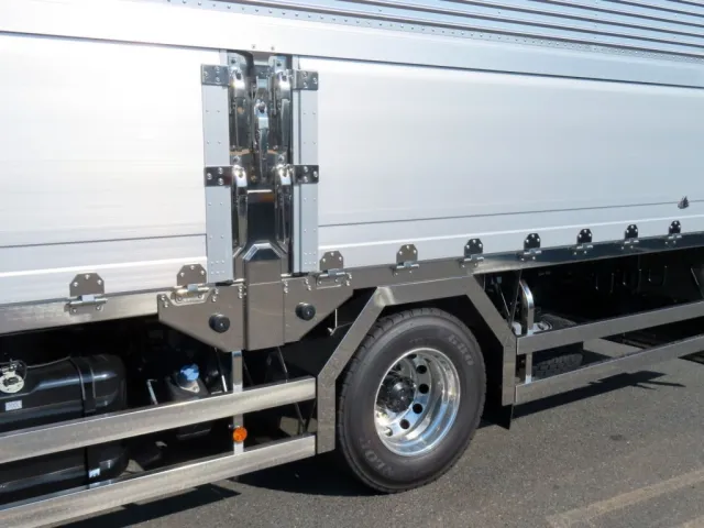 中柱・リアフェンダーの状態です。(アルミホイールです)|三菱 ファイター 2KG-FK65F(2WD)の写真21