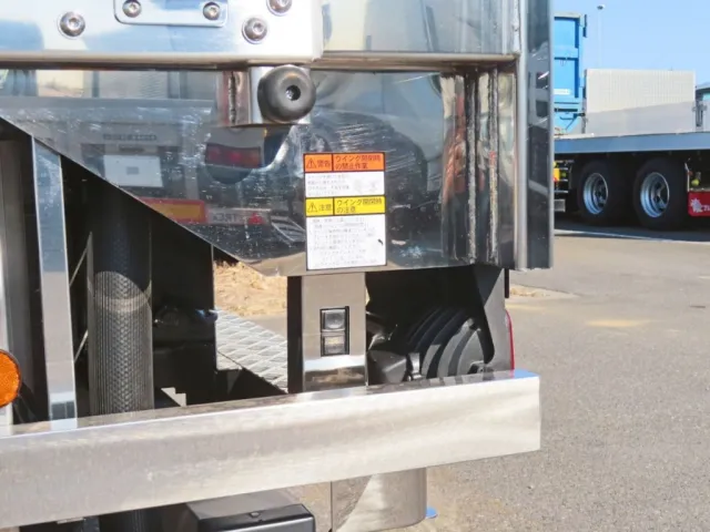 後方のウイング開閉スイッチです。|三菱 ファイター 2KG-FK65F(2WD)の写真23