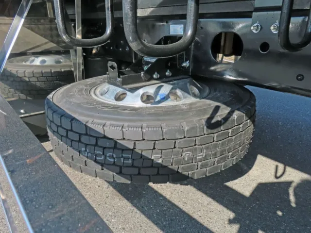 スペアタイヤ付きです。|三菱 ファイター 2KG-FK65F(2WD)の写真24