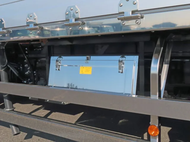 工具箱付きです。(ステンレス製です)|三菱 ファイター 2KG-FK65F(2WD)の写真25