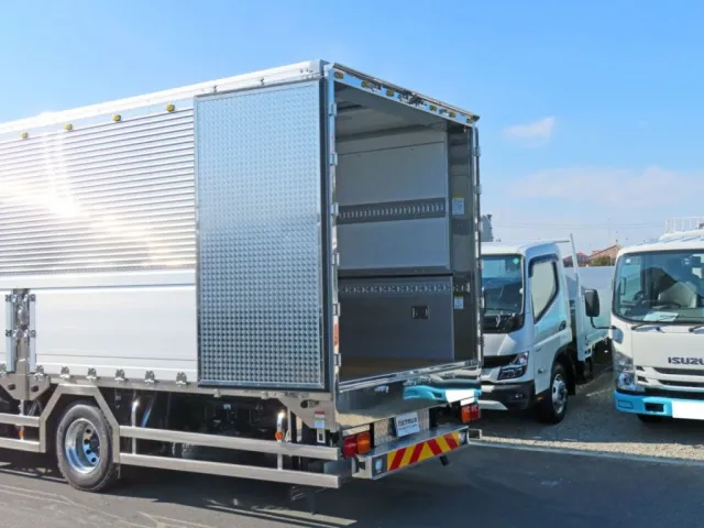 リア扉内側はウロコステンレス製です。|三菱 ファイター 2KG-FK65F(2WD)の写真28