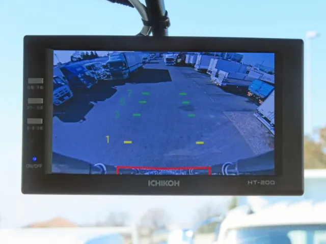 液晶バックモニター付きです。|三菱 ファイター 2KG-FK65F(2WD)の写真31