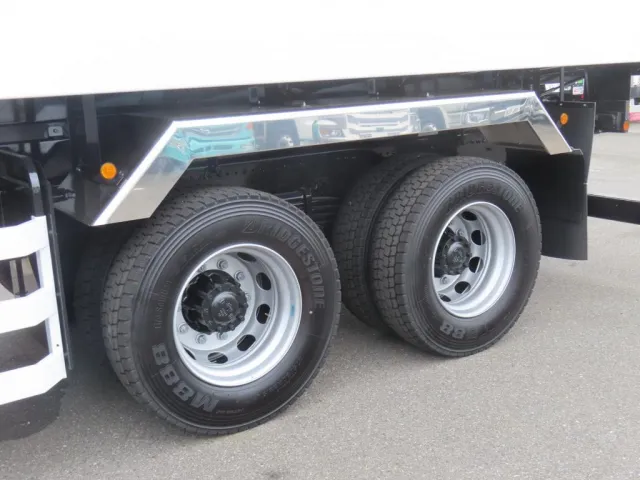 リアフェンダーはステンレス製です。|日野 プロフィア 2DG-FS1AJEの写真14