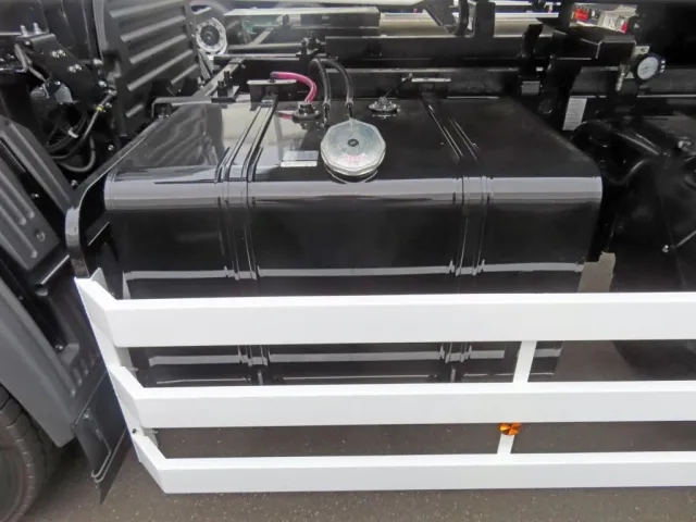 燃料タンクは300Lです。|日野 プロフィア 2DG-FS1AJEの写真16