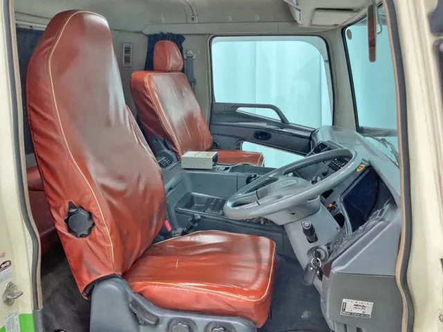 乗車定員は3名です。|三菱 スーパーグレート BDG-FV50JY改の写真9