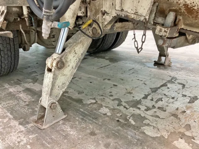 ボディー後方左右に補助のアウトリガーが付いています。|三菱 スーパーグレート BDG-FV50JY改の写真20