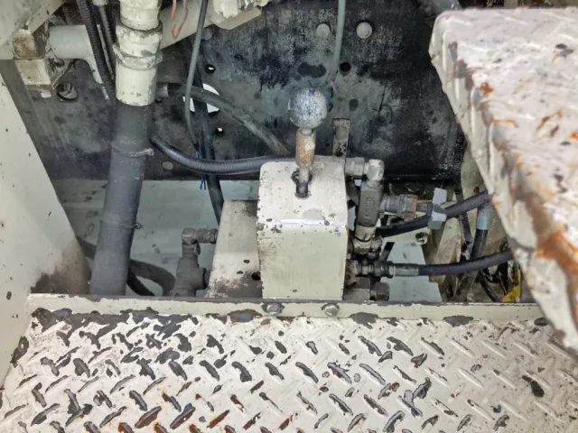 ホッパー底部の開閉レバーです。|三菱 スーパーグレート BDG-FV50JY改の写真25