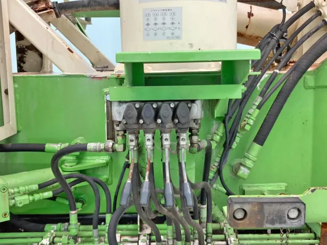 上物助手席側前方に前方左右のアウトリガーの伸縮レバーが付いています。|三菱 スーパーグレート BDG-FV50JY改の写真33