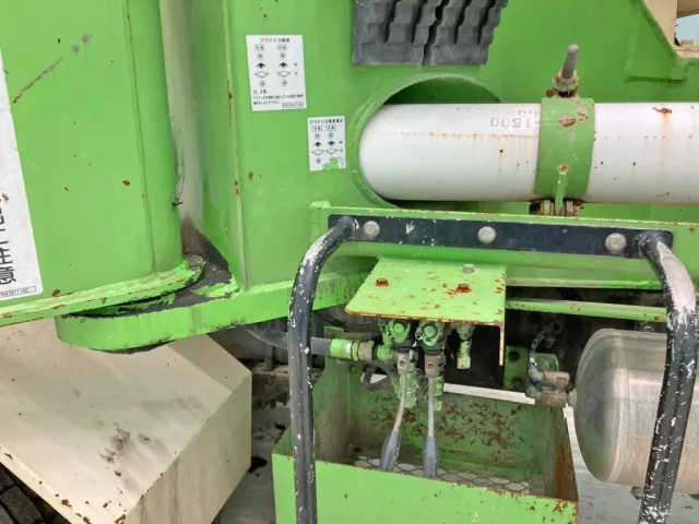 上物運転席側中央部に運転席側アウトリガーの伸縮レバーが付いています。|三菱 スーパーグレート BDG-FV50JY改の写真35