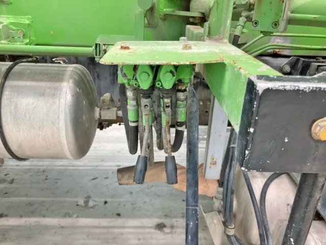 上物運転席側前方に運転席側アウトリガーの張り出しレバーが付いています。|三菱 スーパーグレート BDG-FV50JY改の写真36