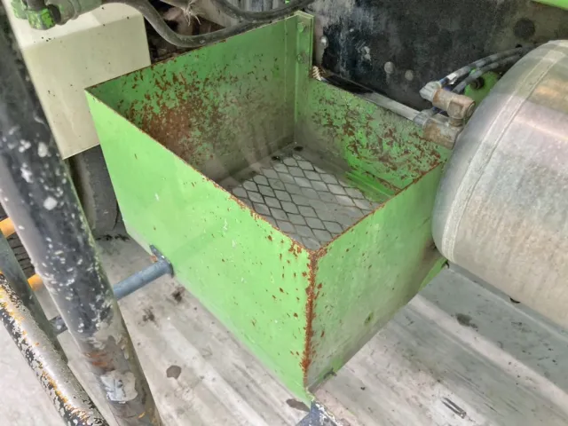 運転席側中央部に物入れが付いています。|三菱 スーパーグレート BDG-FV50JY改の写真45