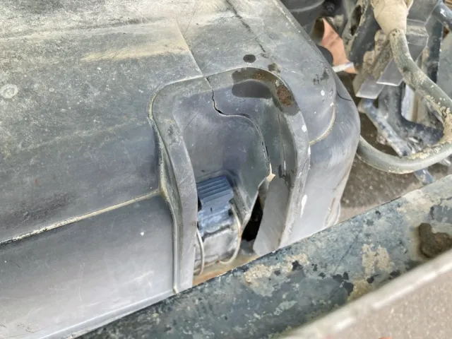 バッテリーカバーに割れがあります。|三菱 スーパーグレート BDG-FV50JY改の写真48