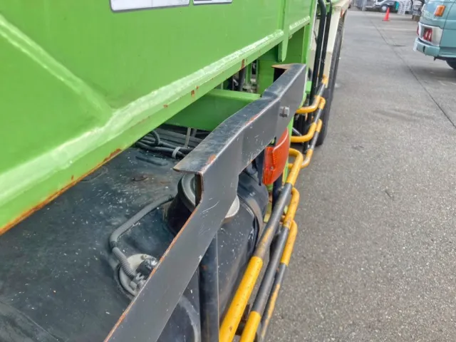 助手席側サイドバンパーに曲がりがあります。|三菱 スーパーグレート BDG-FV50JY改の写真49