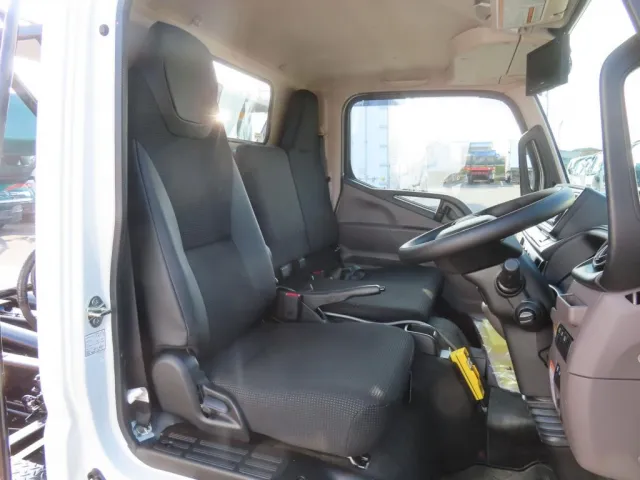 乗車定員は3名です。|三菱 キャンター 2RG-FBAV0(2WD)の写真6