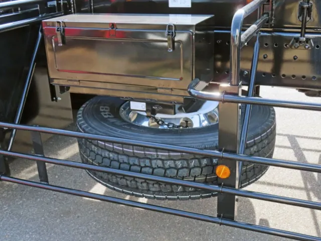 工具箱・スペアタイヤ付きです。|日野 プロフィア 2DG-FS1AHEの写真11