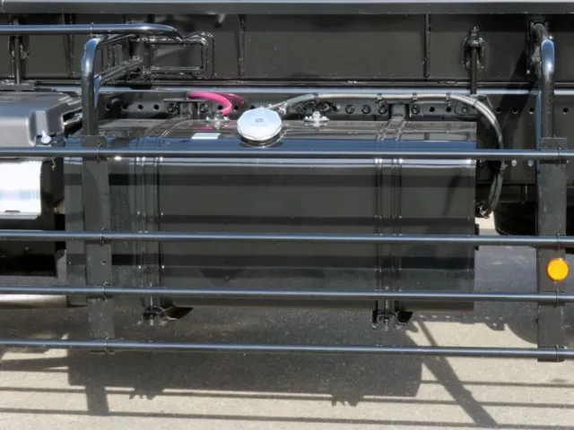 燃料タンクは300Lです。|日野 プロフィア 2DG-FS1AHEの写真14