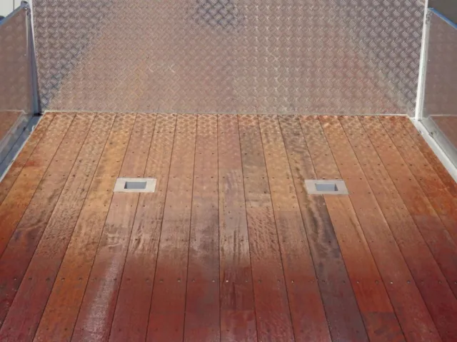 荷台前方にスタンション穴が1対付いています。|三菱 スーパーグレート 2PG-FS84VZの写真11