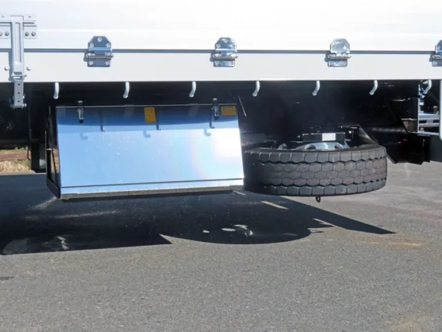 工具箱はステンレス製です。(スペアタイヤ付きです)|三菱 スーパーグレート 2PG-FS84VZの写真18