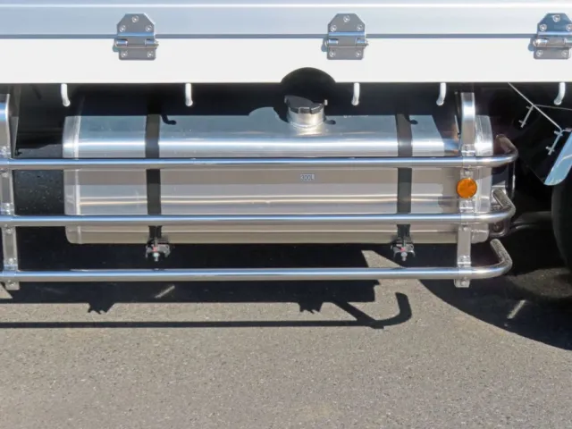燃料タンクは300Lです。(アルミ製です)|三菱 スーパーグレート 2PG-FS84VZの写真21