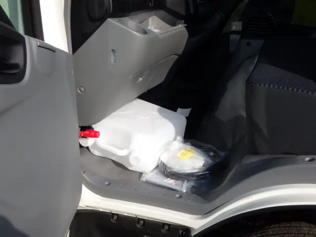 キャブ内に付属品が積んであります。|日野 デュトロ 2KG-XZU700M(2WD)の写真19