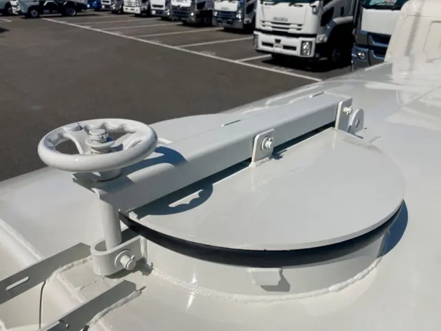マンホール蓋の状態です。|日野 デュトロ 2KG-XZU700M(2WD)の写真14
