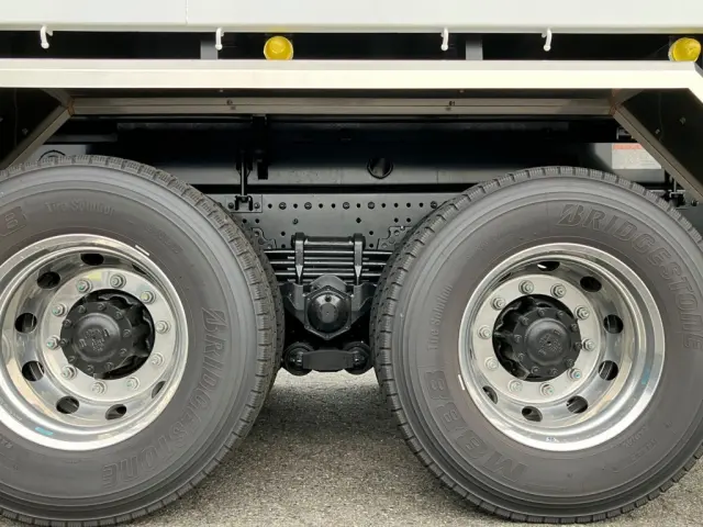 タイヤ間の状態です。|日野 プロフィア 2DG-FS1AJE(6x4)の写真7