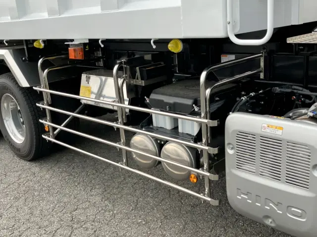 サイドバンパーはステンレス製です。|日野 プロフィア 2DG-FS1AJE(6x4)の写真15