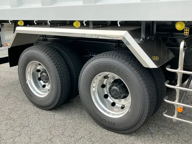 リヤフェンダーはステンレス製です。|日野 プロフィア 2DG-FS1AJE(6x4)の写真17