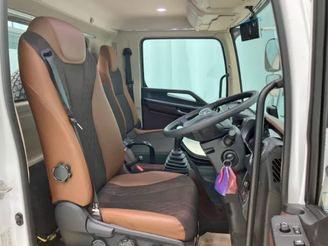 乗車定員は3名です。(ベッドレスキャビンです)|日野 レンジャー 2KG-FJ2ACAの写真7
