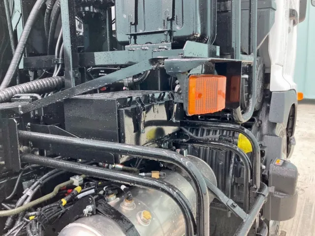 キャブバックステップ運転席側下部に工具箱が付いています。|日野 レンジャー 2KG-FJ2ACAの写真10