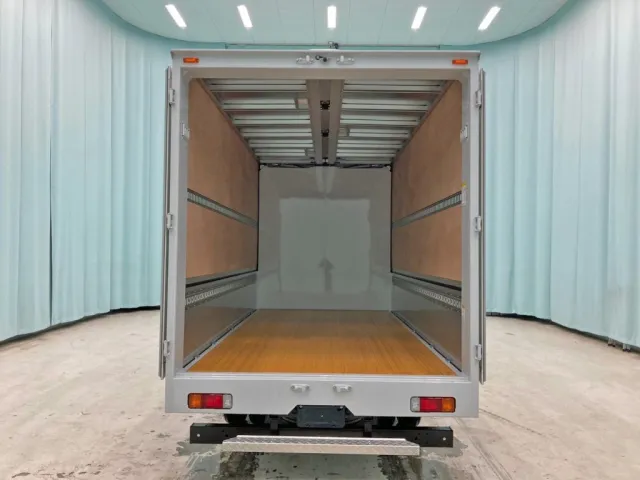 床は板張りです。|日野 デュトロ 2KG-XZU712M(2WD)の写真9