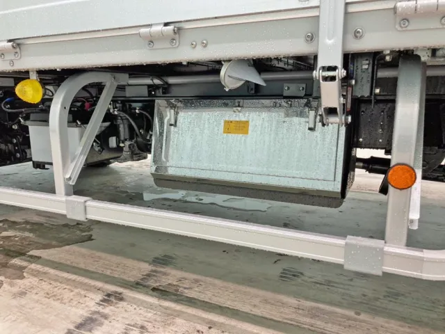 ボディー助手席側前方にステンレス製の工具箱が付いています。|日野 デュトロ 2KG-XZU712M(2WD)の写真14