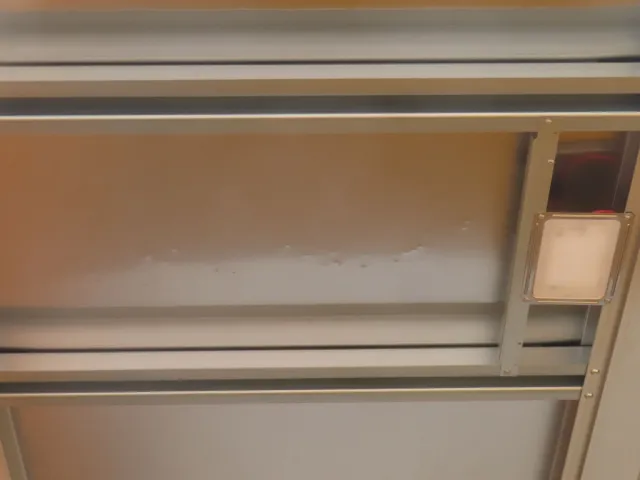 ウイングルーフ各所に雹害による軽微なヘコミがあります。|日野 デュトロ 2KG-XZU712M(2WD)の写真15