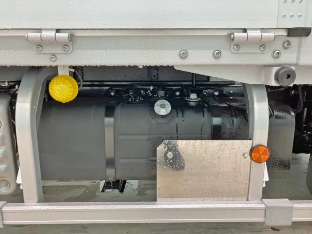 燃料タンクは100Lです。|日野 デュトロ 2KG-XZU712M(2WD)の写真16